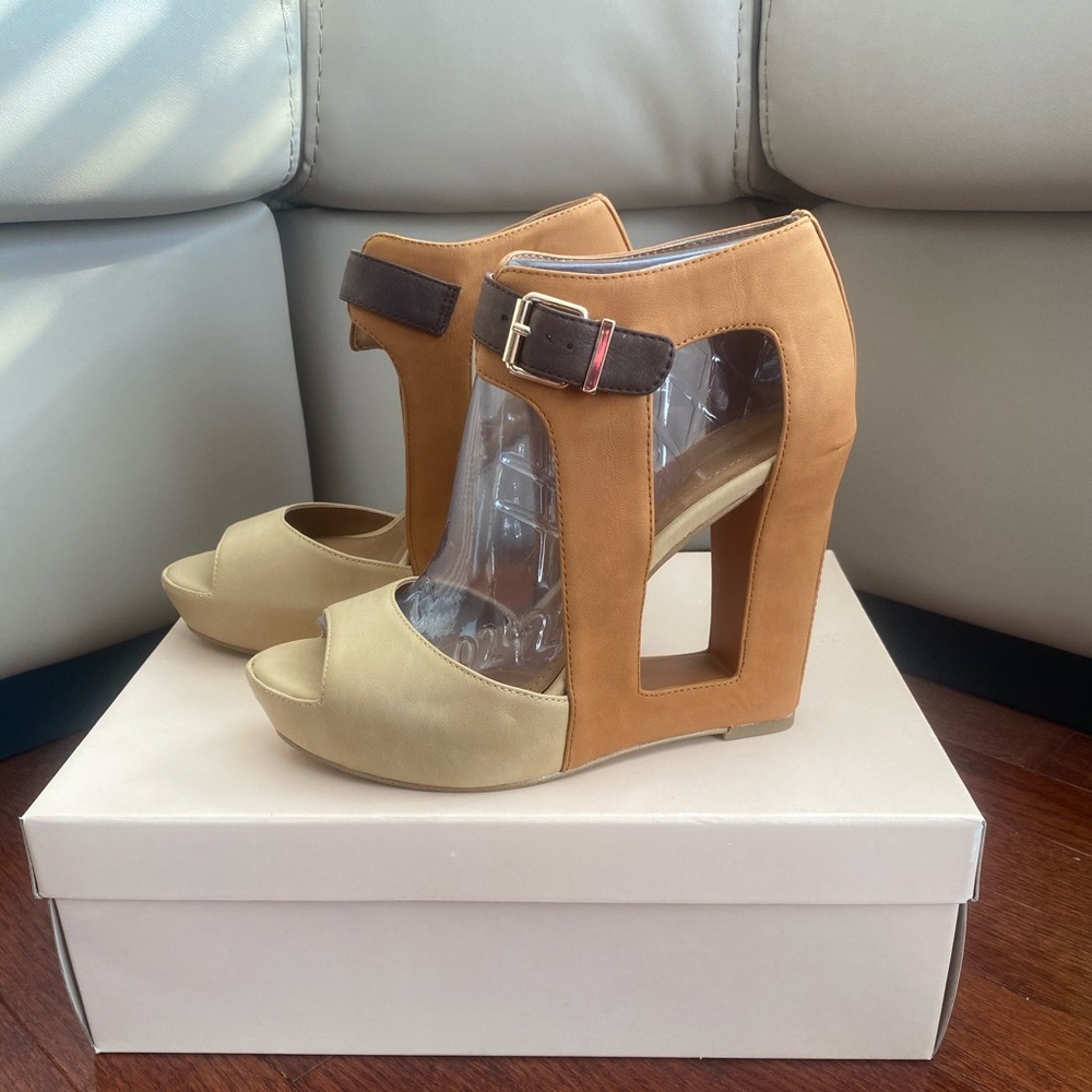 BCBG Sandal NWB